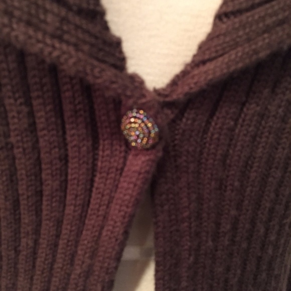 🧥Stylish Brown Sweater with Furry Fringe and Beaded Button - Size Medium 🍂🧥 - Picture 7 of 10